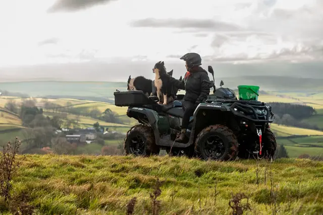 Can-Am Outlander ute i miljø